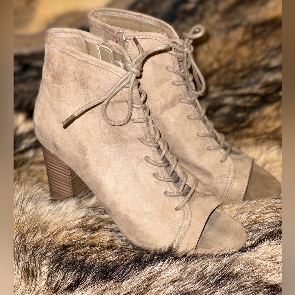 Hot tomato ankle boots size 7 beige faux suede